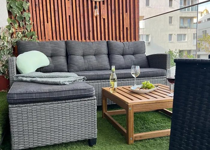 Cathedral Uptown-Urban Comfort With Balcony